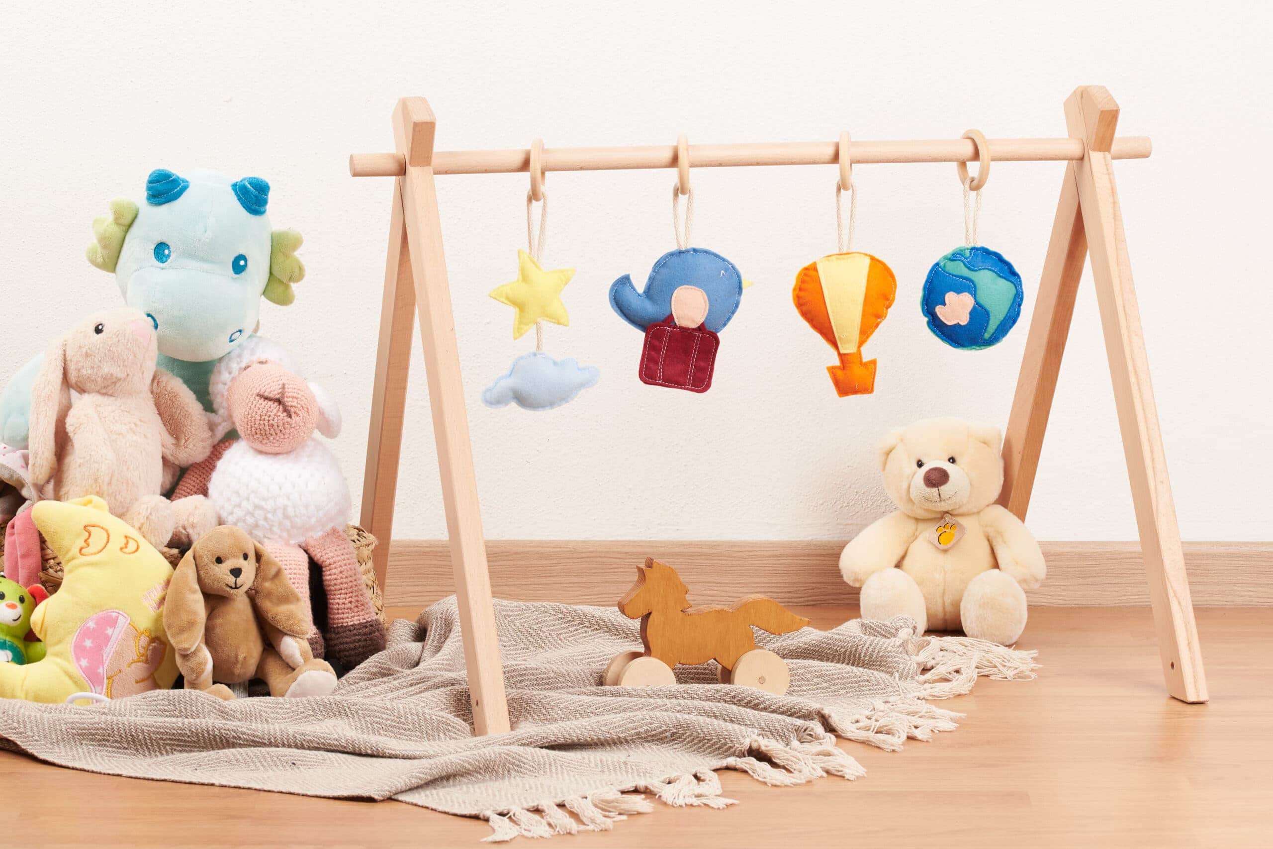 Baby gym: wood vs plastic and why it matters for your gift