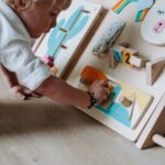 Busy board Lama, pannello sensoriale in legno – foto 5