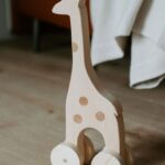 Giraffa in legno con ruote, gioco fatto a mano