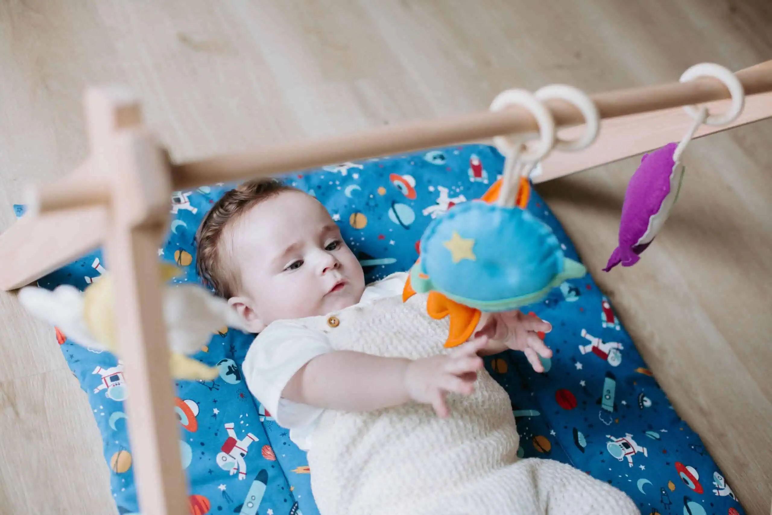 Come far giocare i neonati con una palestrina Montessori