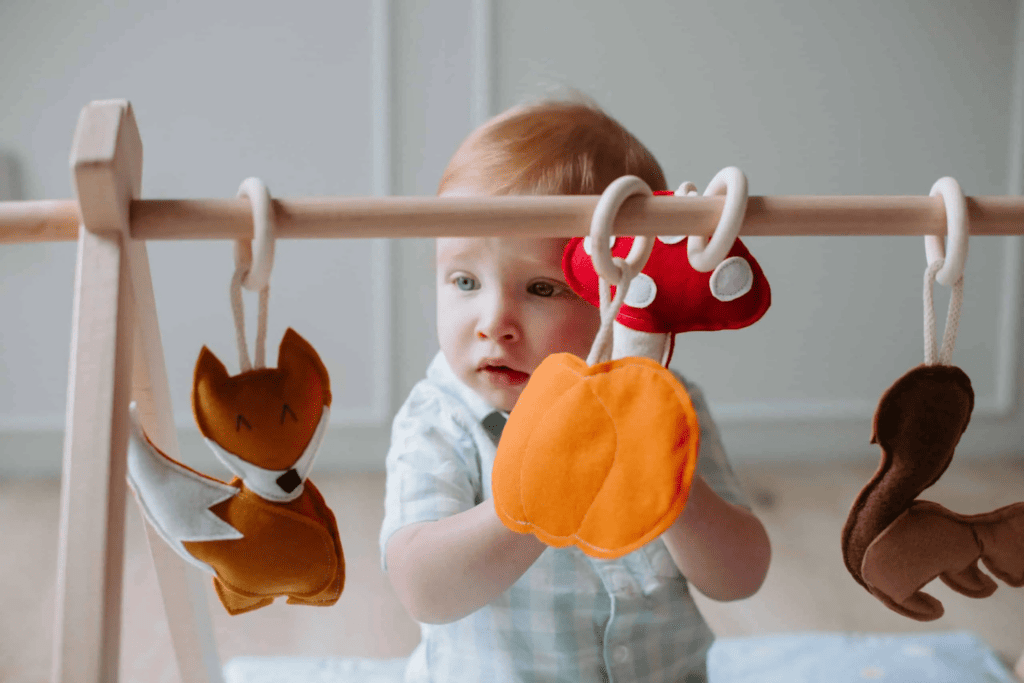 Come far giocare i neonati con una palestrina Montessori